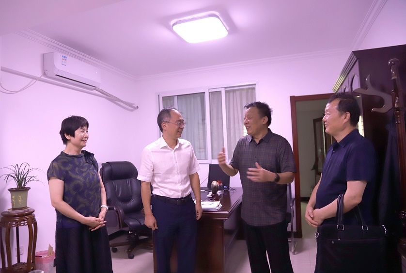 01. 崔光华热情欢迎陈永乐一行到来.JPG