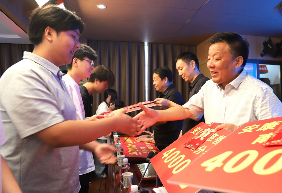1.  崔光华为受助学生发放助学金.JPG