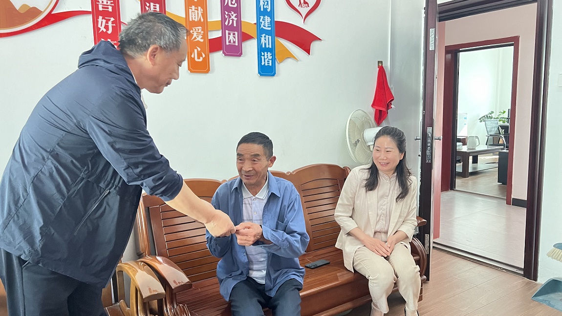 岚皋县慈善协会会长邱仕君为大病困难患者送上慰问金 - 副本.jpg