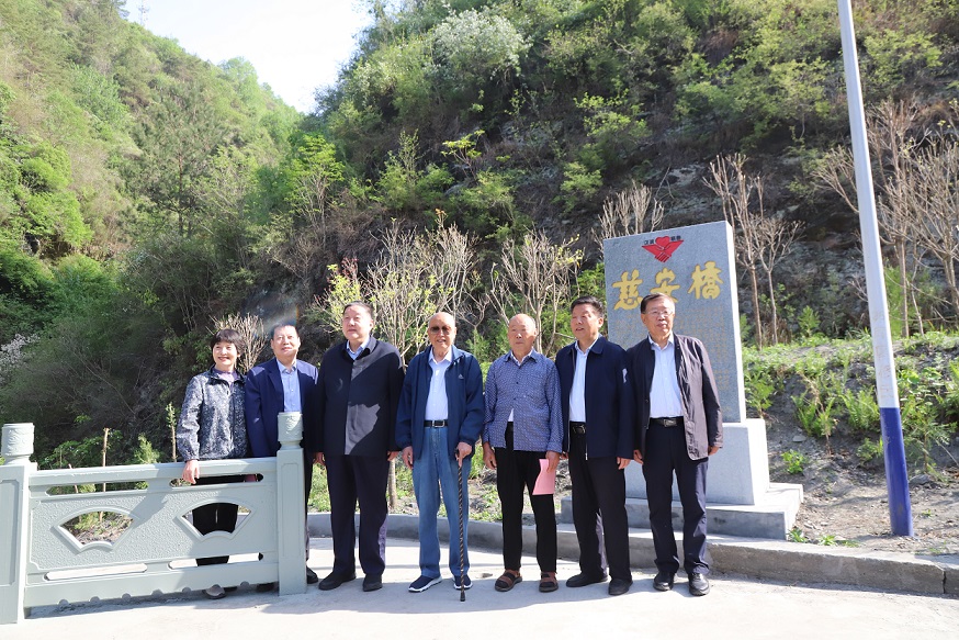 1. 徐山林一行观摩陕西首座慈安桥.JPG