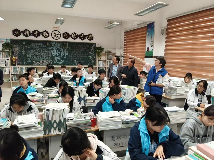 3. 基金会一行在护眼灯安装教室实地验收.jpg