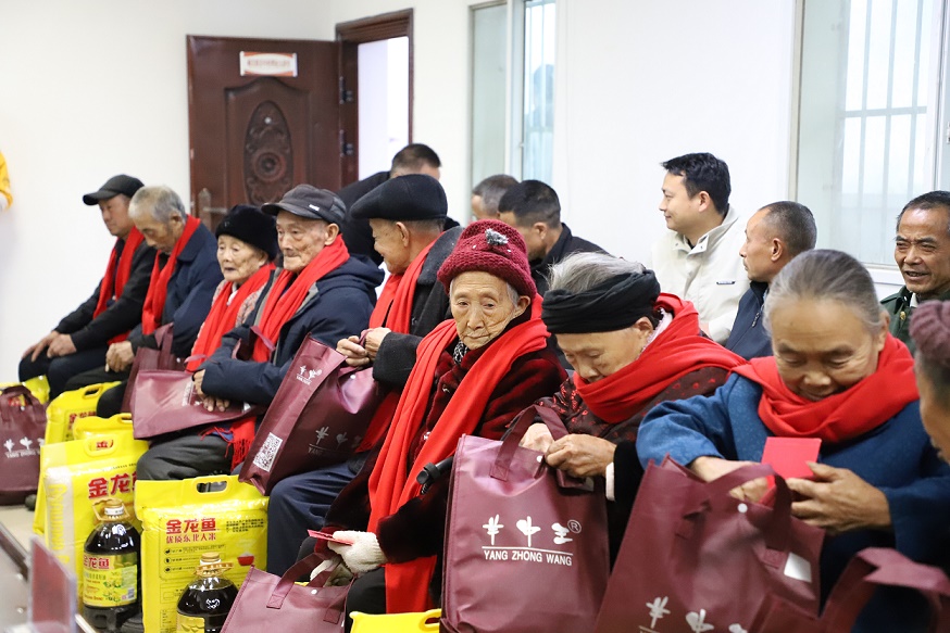 4. 收到慰问品的老人.JPG