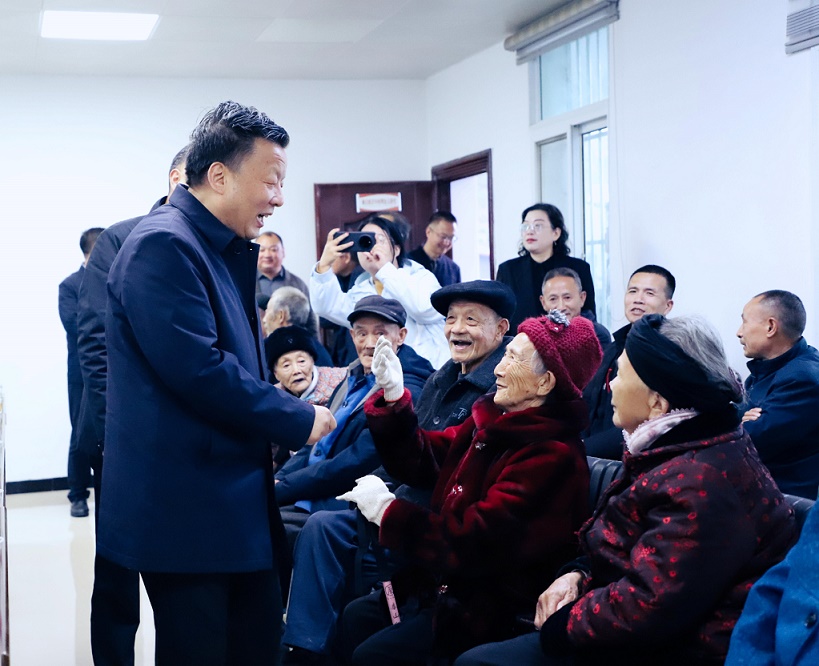 1. 崔光华看望慰问紫阳县城关镇高龄老人.jpg