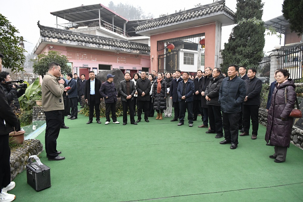 1. 与会人员在佐龙小学关爱留守儿童之家观摩.JPG