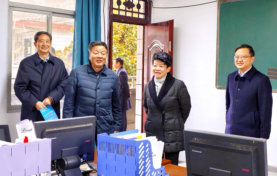 2. 崔光华一行在教师办公室考察.jpg