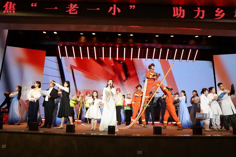 8. 群众自编自演了感人至深的慈善主题节目 高歌摄.jpg 8. 群众自编自演了感人至深的慈善主题节目 高歌摄.jpg