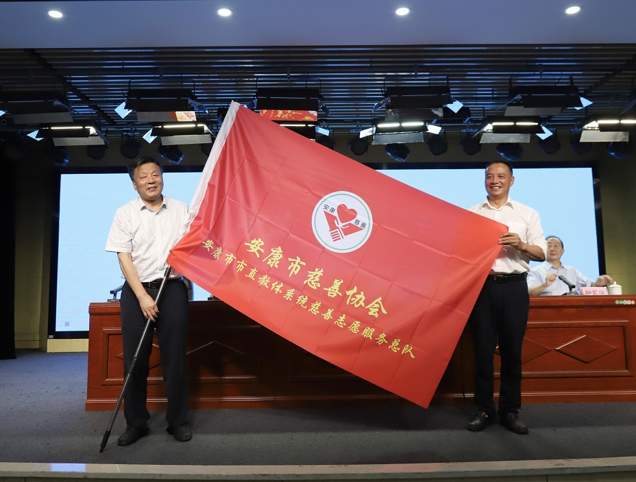 0. 崔光华为志愿服务总队授旗.jpg