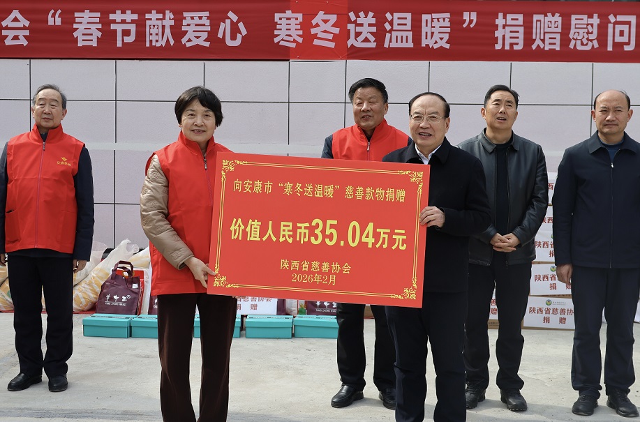 马晓芳接收李西乾递交的捐赠示意牌.jpg 马晓芳接收李西乾递交的捐赠示意牌.jpg