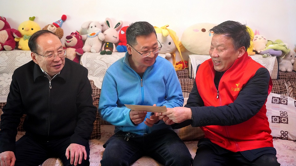 李西乾、崔光华一行入户慰问困难群众.jpg 李西乾、崔光华一行入户慰问困难群众.jpg