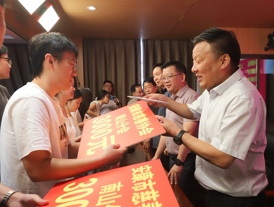 1. 崔光华为受助学子发放助学金.jpg 1. 崔光华为受助学子发放助学金.jpg