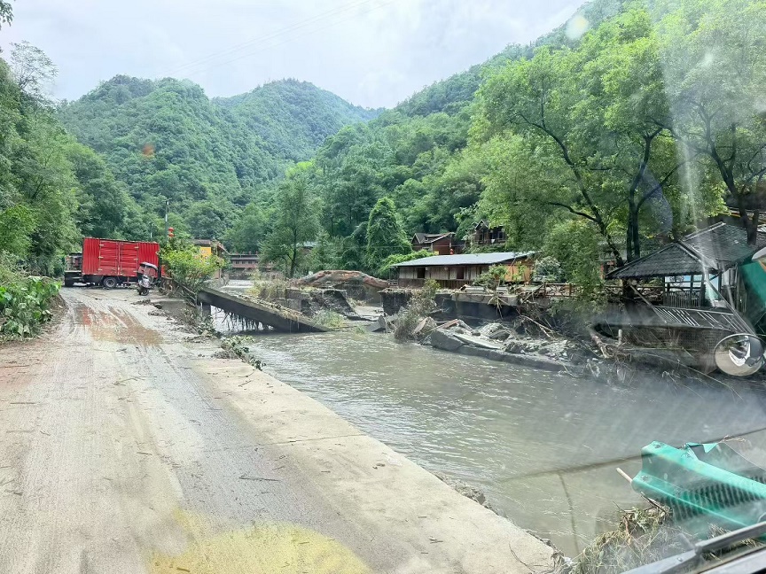 1. 旬阳市铜钱关镇天宝寨村,受强降雨山洪冲击,桥梁、房屋冲毁。.jpg 1. 旬阳市铜钱关镇天宝寨村,受强降雨山洪冲击,桥梁、房屋冲毁。.jpg