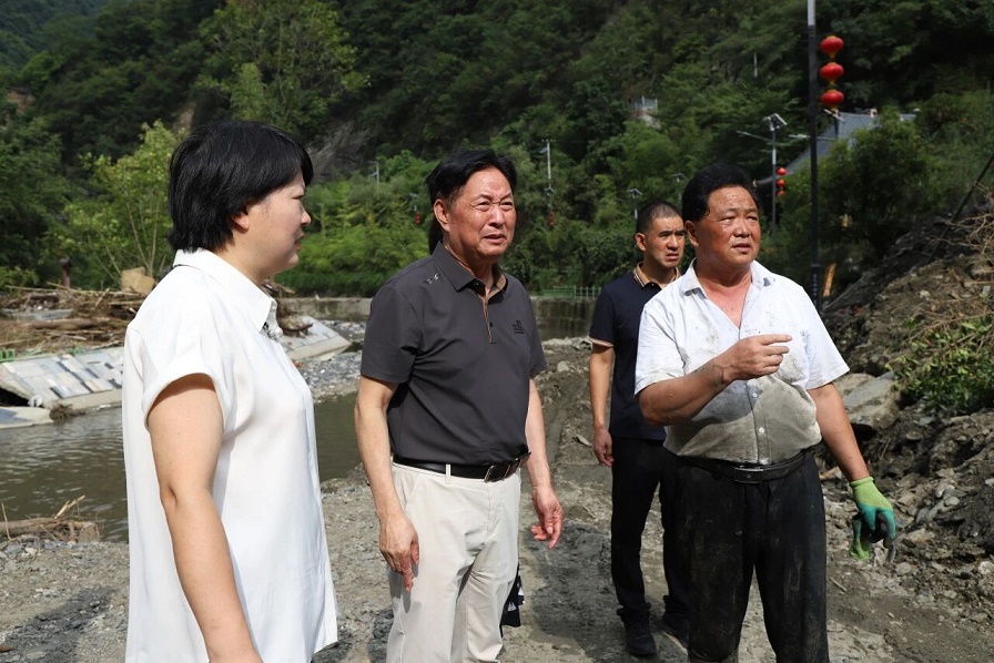3. 左贵元一行在铜钱关镇查看灾情慰问受灾群众.jpg 3. 左贵元一行在铜钱关镇查看灾情慰问受灾群众.jpg