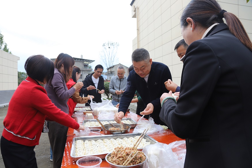 5. 志愿者为老人包饺子.JPG