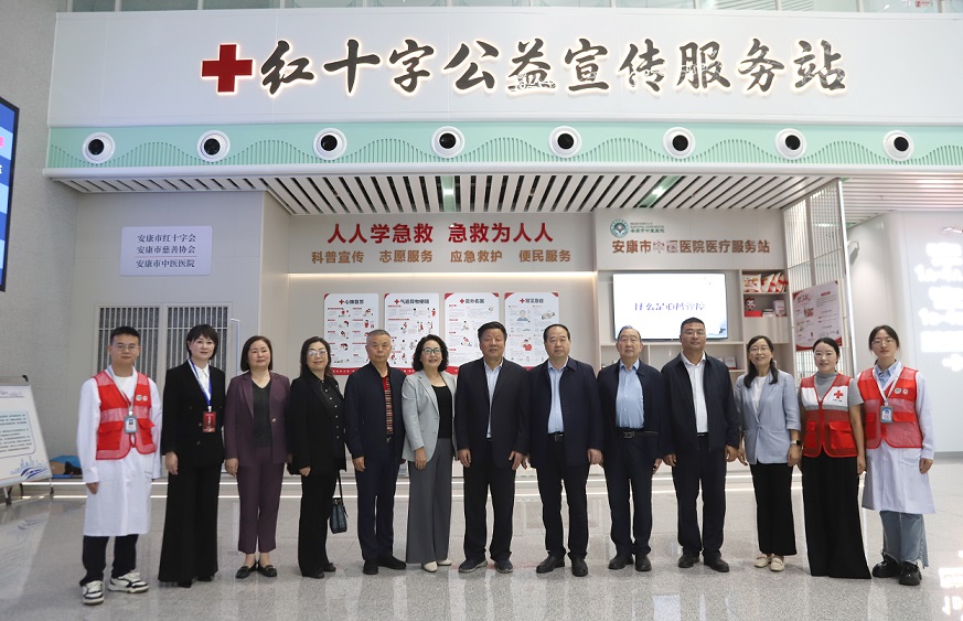 3. 参与调研领导与现场工作人员合影.jpg 3. 参与调研领导与现场工作人员合影.jpg
