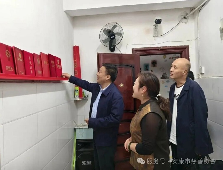 1. 崔光华一行在紫阳县蒿坪镇飞旭托管中心调研.jpg 1. 崔光华一行在紫阳县蒿坪镇飞旭托管中心调研.jpg