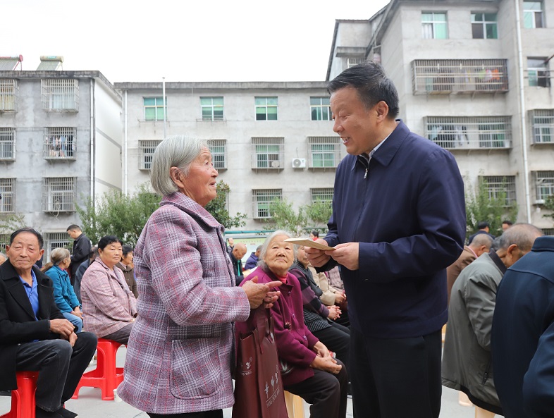 1. 崔光华为受助老人发放慰问金和慰问品.JPG