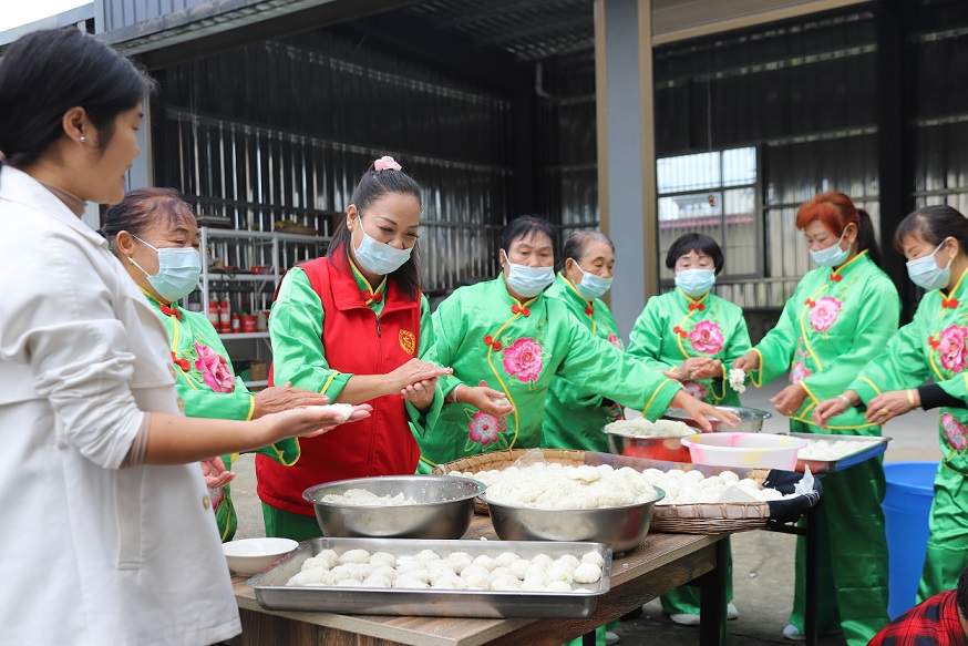 4. 志愿者为老人烙糍粑.JPG