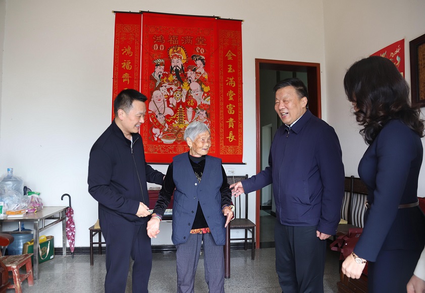 1. 崔光华会长为高龄留守老人试穿羊毛马甲.jpeg 1. 崔光华会长为高龄留守老人试穿羊毛马甲.jpeg