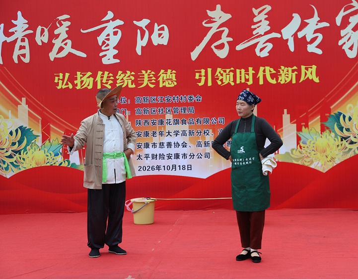 2. 高新区慈善老年大学为老人们带来精彩的文艺演出.JPG