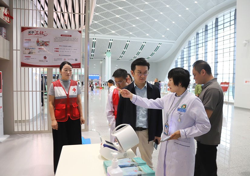 2. 医务人员及志愿者为旅客讲解服务内容.JPG