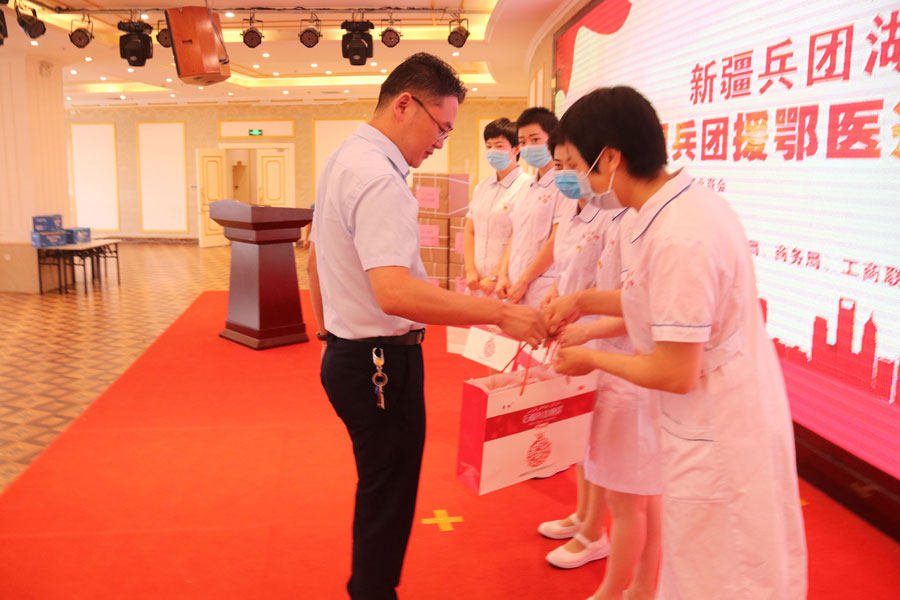 2020年7月，张雄向兵团援鄂医.jpg