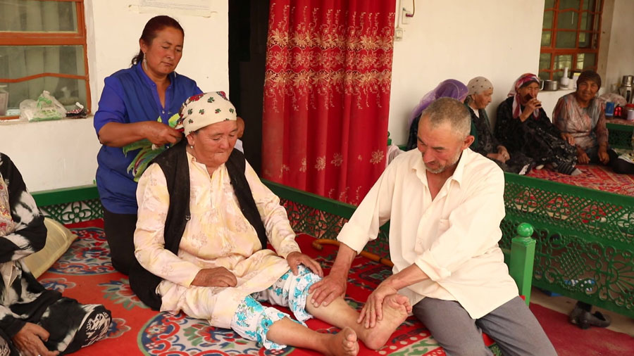 买赛地.吐送夫妇照顾孤寡老人.jpg