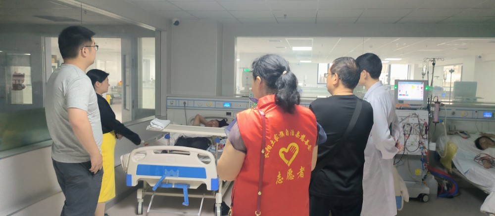 项目专员慰问患者.jpg