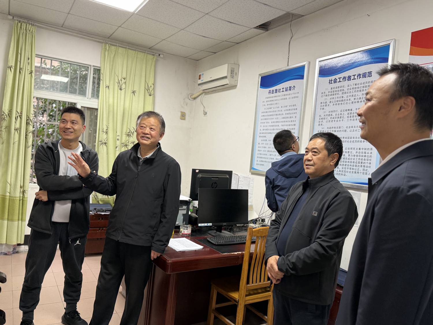 社区慈善服务站.jpg 社区慈善服务站.jpg