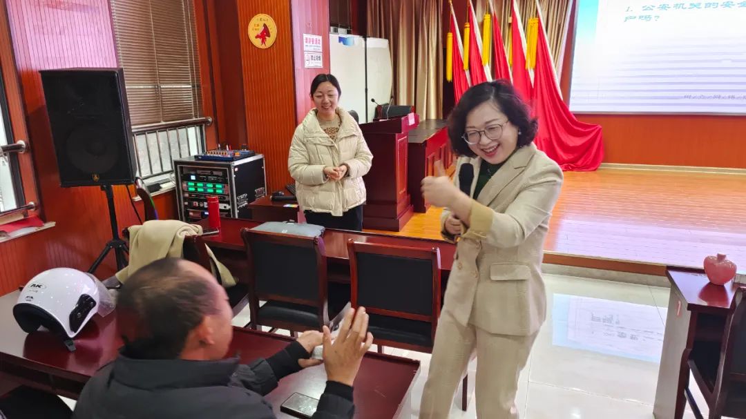 义工联负责人王美琴在进行反诈宣传.jpg