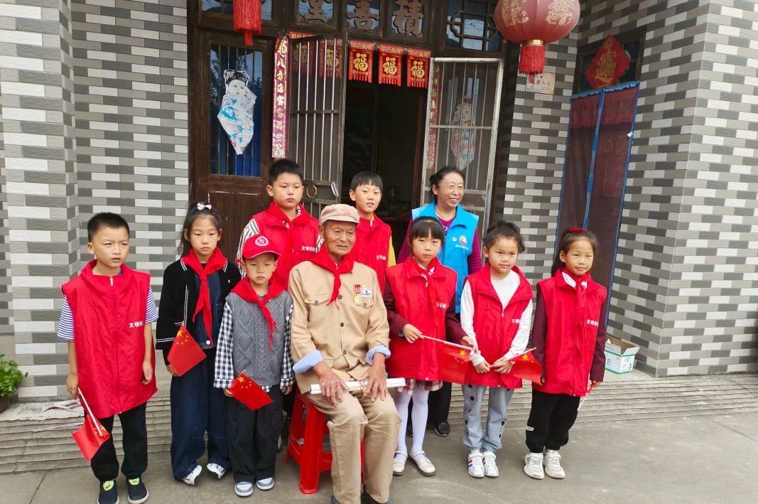 中国好人刘宏燕率领幼儿园小朋友慰问抗战老兵.jpg