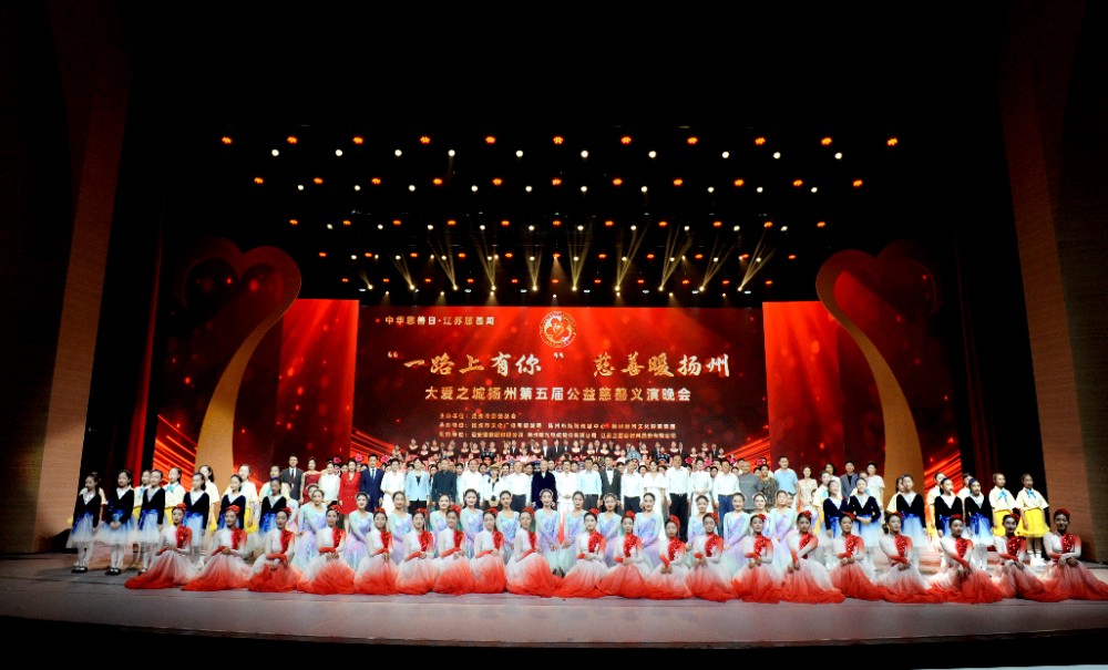 市领导慰问演出人员，并共同向观众谢幕.JPG