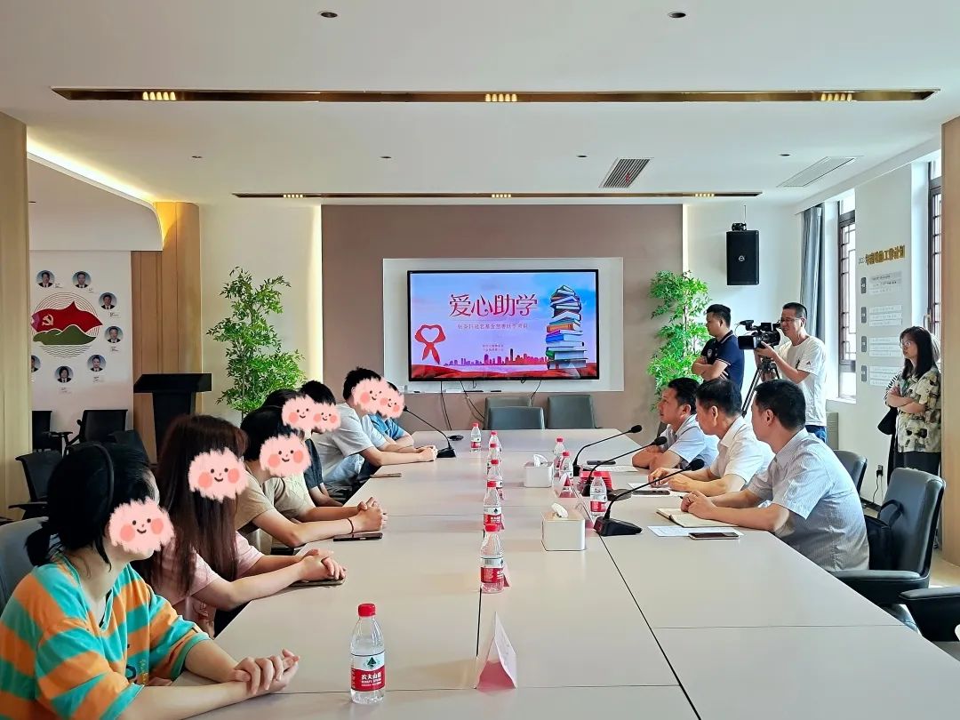 “张尧轩慈善冠名基金”助学项目.jpg “张尧轩慈善冠名基金”助学项目.jpg