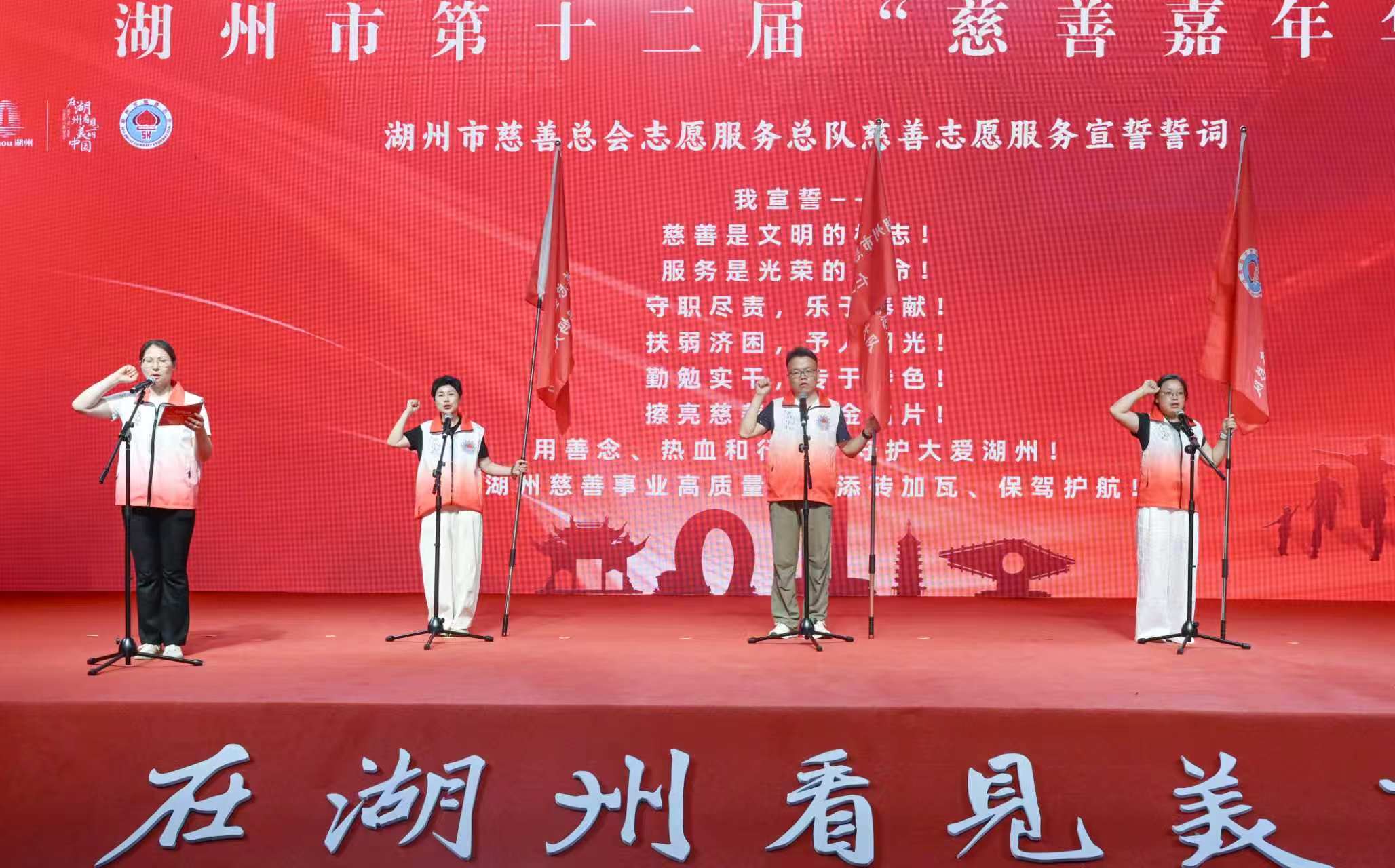 6新成立志愿服务大队庄严宣誓.jpg 6新成立志愿服务大队庄严宣誓.jpg