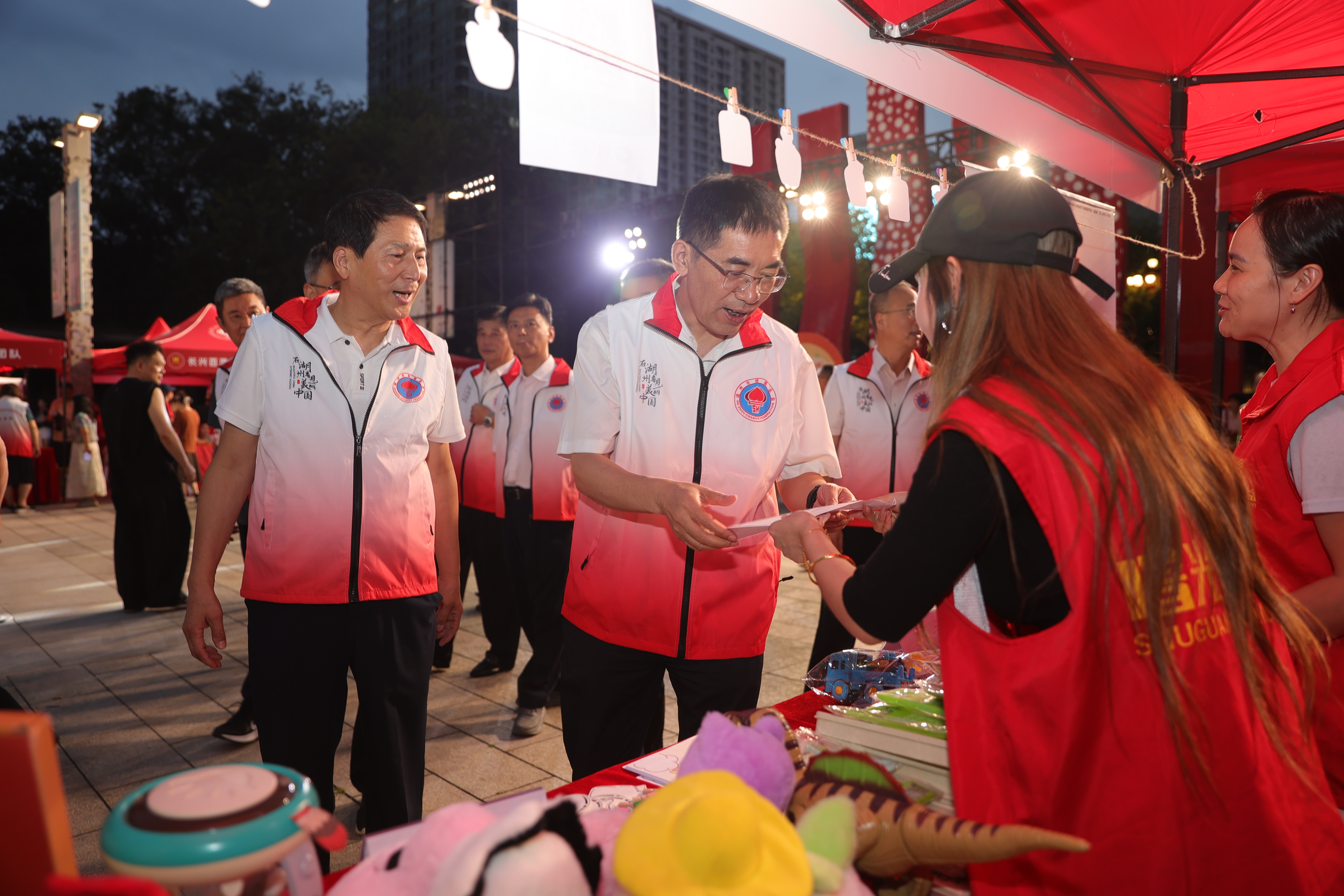总会领导慰问参展团队.JPG