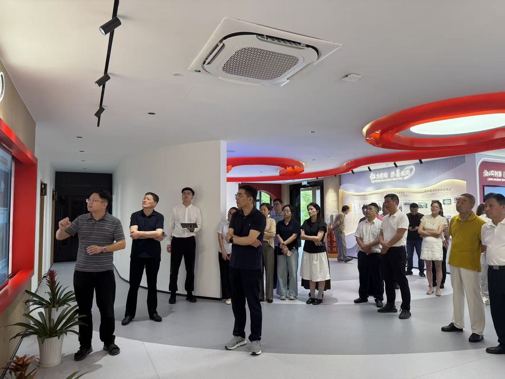 14与会人员参观湖州慈善文化馆.jpg 14与会人员参观湖州慈善文化馆.jpg