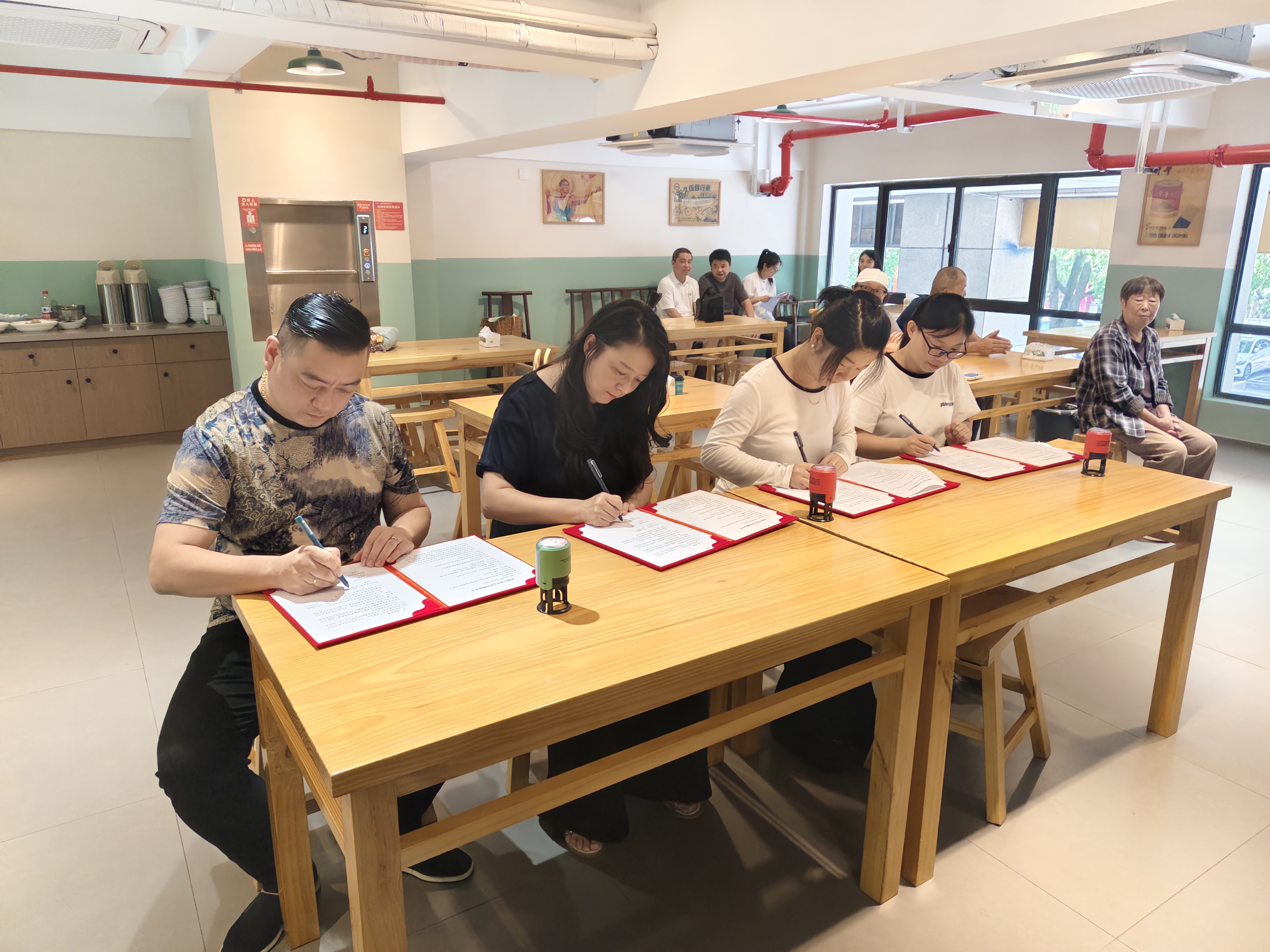 新地方饭店“爱心套餐”活动签约落地.jpg