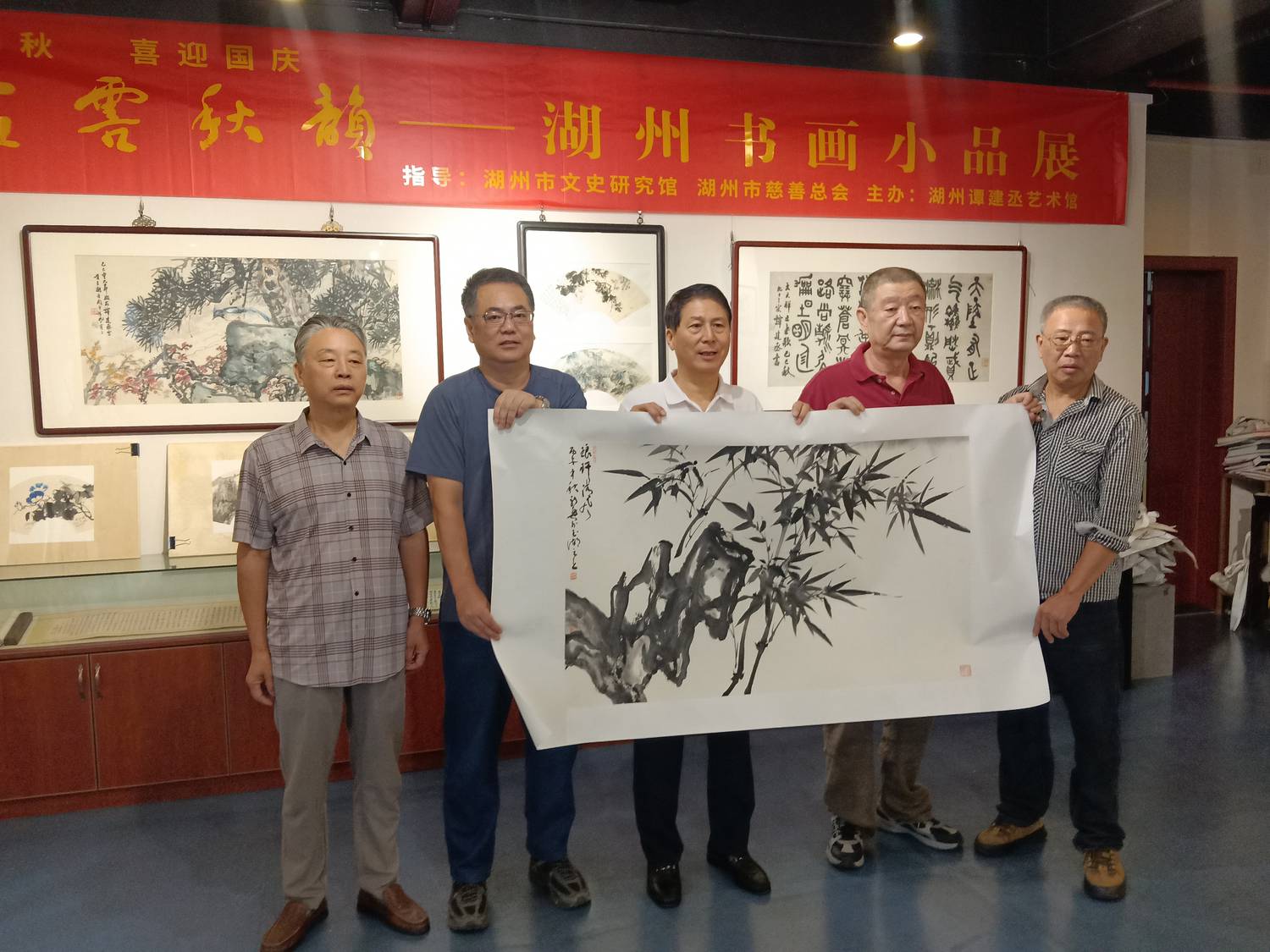 市慈善总会副会长何国富（中）接受捐赠.jpg
