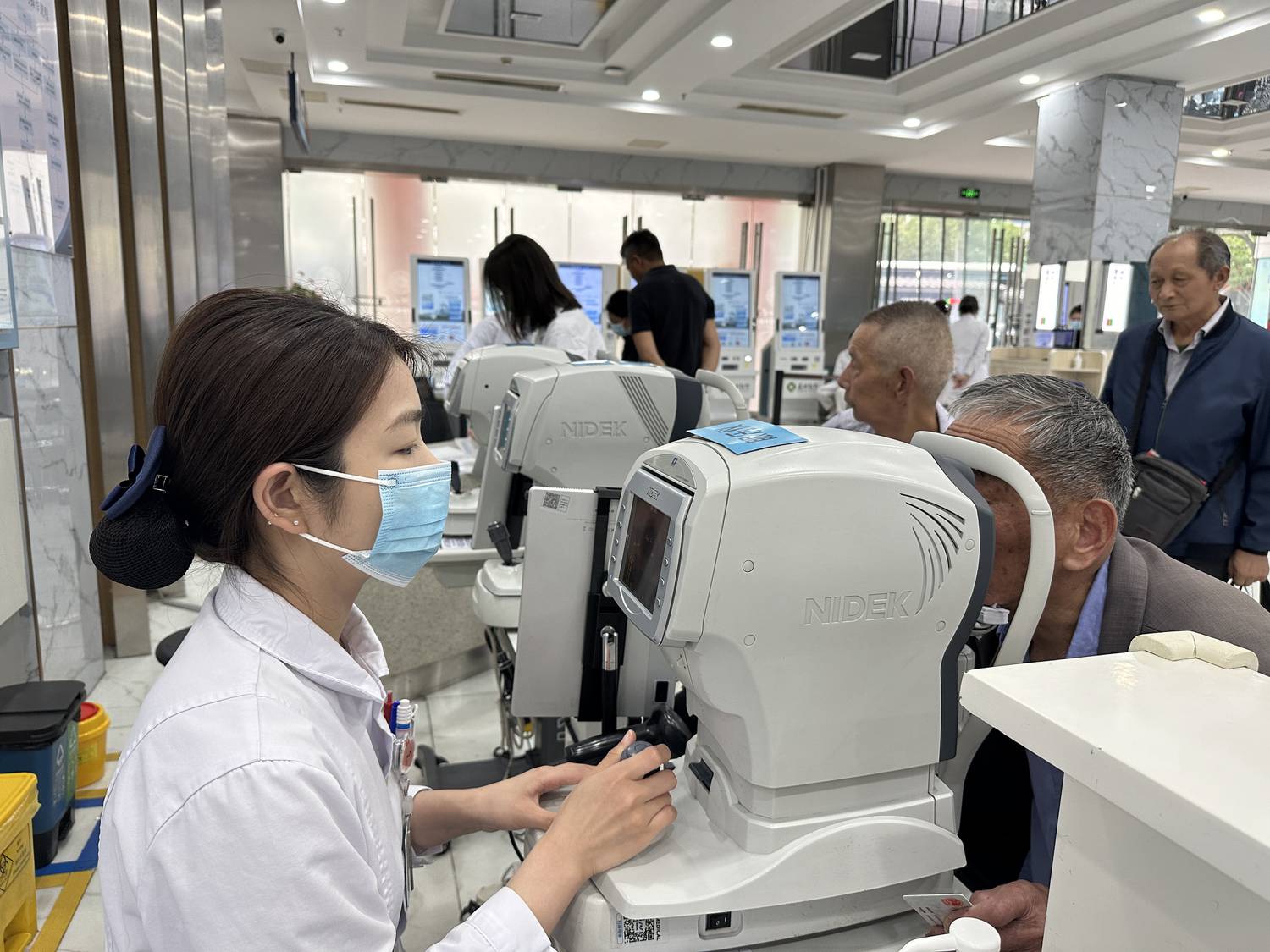 优抚对象在苏大附属理想眼科医院接受全面的眼科检查.jpg