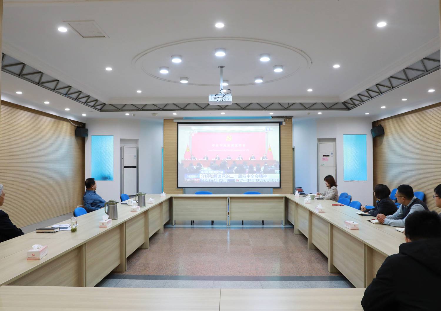 20251024苏州市慈善总会组织全体员工集中收看介绍和解读党的二十届四中全会精神新闻发布会.jpg 20251024苏州市慈善总会组织全体员工集中收看介绍和解读党的二十届四中全会精神新闻发布会.jpg