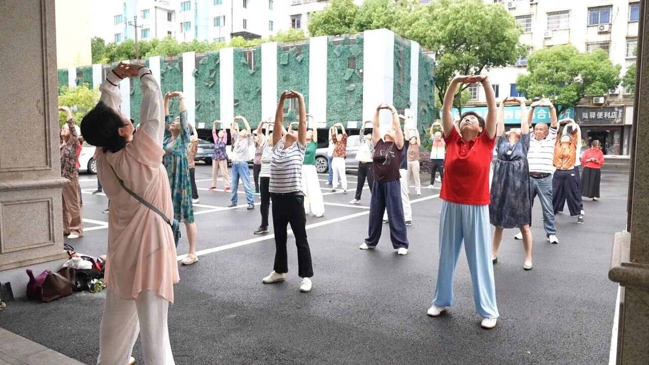 八段锦.jpg 八段锦.jpg