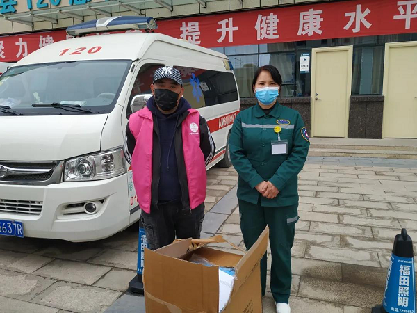 榴心志愿者将防护面罩送到原阳县中医院.png