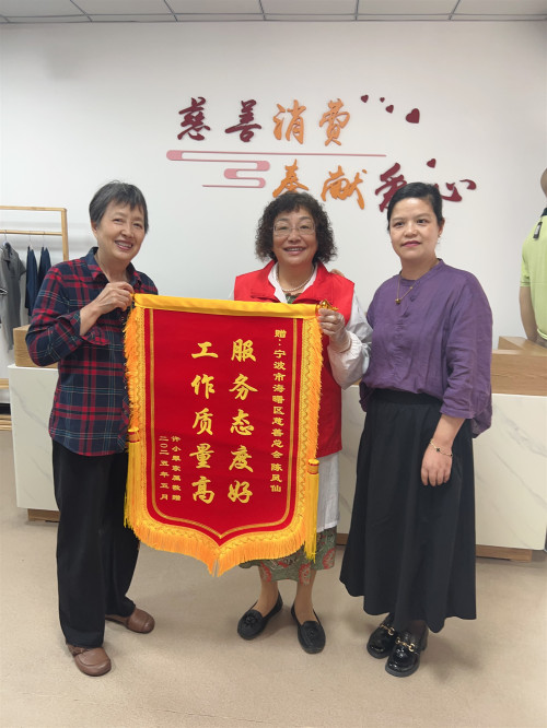 许奶奶女儿、陈阿姨、陈店长合影_副本.jpg