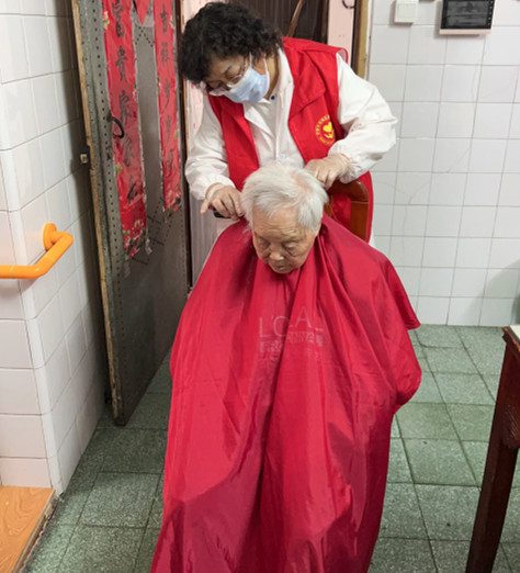 义工陈阿姨为许奶奶上门理发_副本.jpg