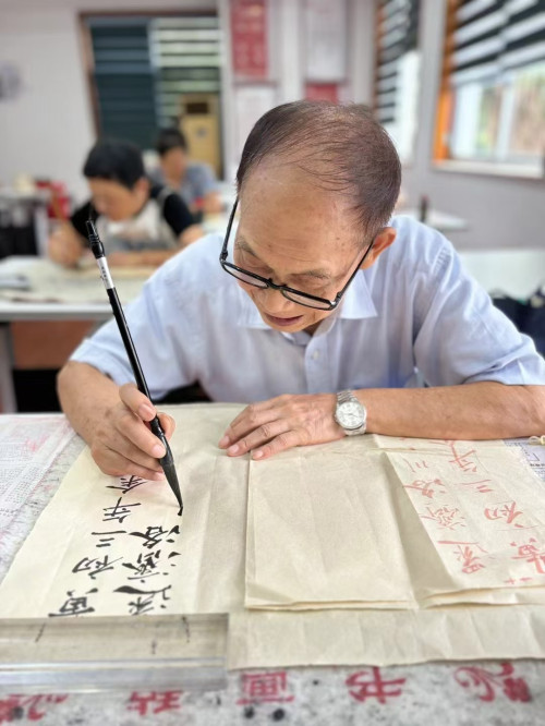 残疾老人应彭年在学书法_副本.jpg