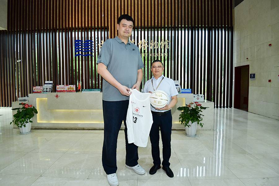姚明向中华慈善博物馆捐赠“以体育人”纪念球和2023南通全国赛球服.jpg