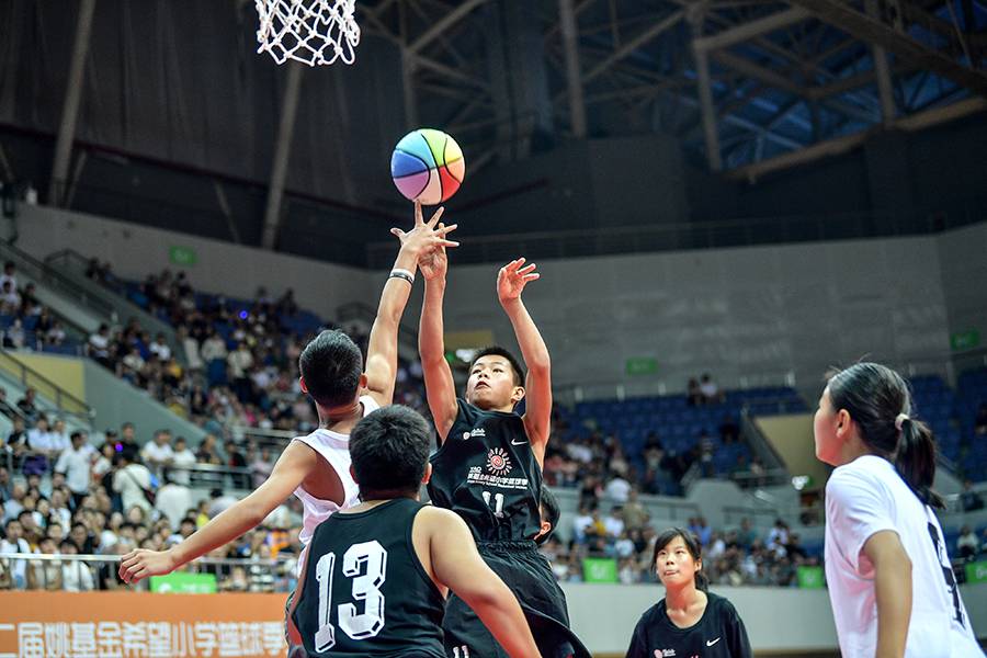 小球员全明星表演赛开赛2.jpg