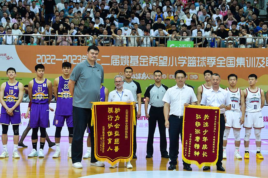 姚基金携手中国人寿向北京紫禁勇士篮球俱乐部和南京同曦篮球俱乐部赠送纪念锦旗.jpg