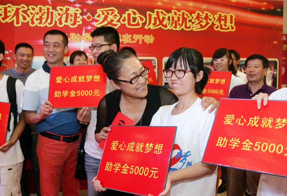 爱心客商和受到资助的学子亲切交谈,共同畅谈未来学习和生活.jpg 爱心客商和受到资助的学子亲切交谈,共同畅谈未来学习和生活.jpg