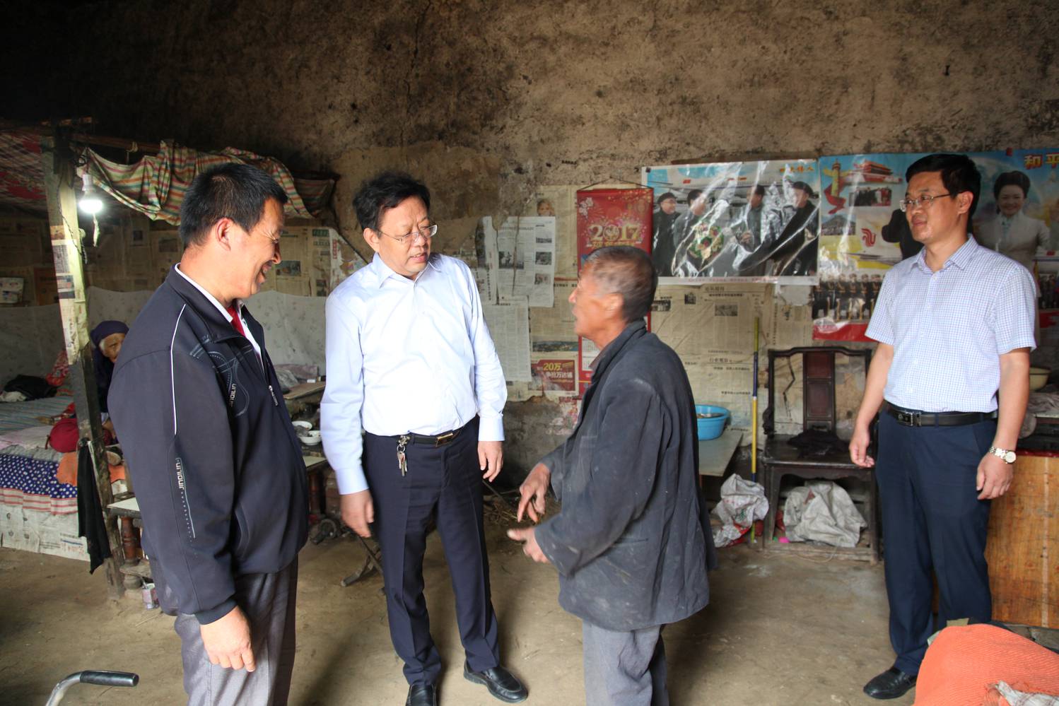 15 利华益集团领导走访慰问贫困群众.jpg