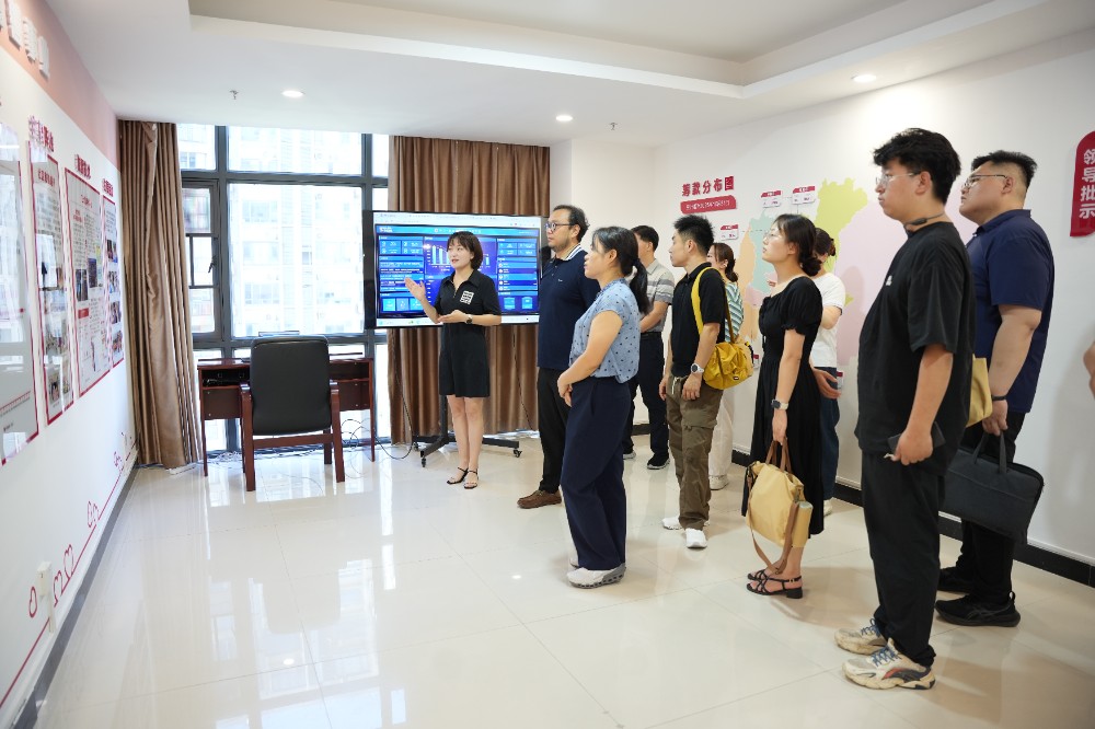 参观展厅4.JPG